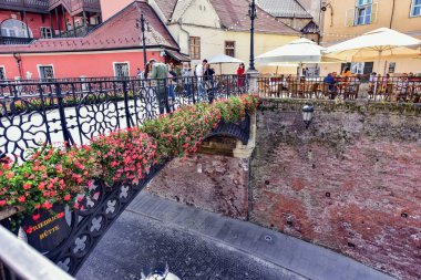 Sibiu 'dan gelen yalanlar köprüsü, Küçük Meydan' ı halk arasında yalanlar köprüsü olarak adlandırılan Huet Meydanı 'na bağlayan yaya geçididir.