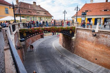 Sibiu 'dan gelen yalanlar köprüsü, Küçük Meydan' ı halk arasında yalanlar köprüsü olarak adlandırılan Huet Meydanı 'na bağlayan yaya geçididir.