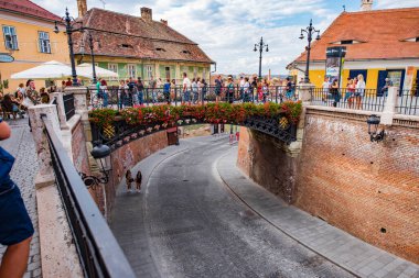 Sibiu 'dan gelen yalanlar köprüsü, Küçük Meydan' ı halk arasında yalanlar köprüsü olarak adlandırılan Huet Meydanı 'na bağlayan yaya geçididir.