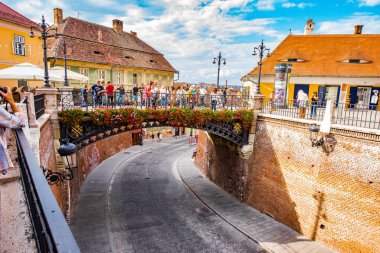 Sibiu 'dan gelen yalanlar köprüsü, Küçük Meydan' ı halk arasında yalanlar köprüsü olarak adlandırılan Huet Meydanı 'na bağlayan yaya geçididir.