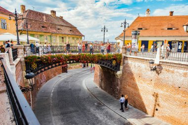 Sibiu 'dan gelen yalanlar köprüsü, Küçük Meydan' ı halk arasında yalanlar köprüsü olarak adlandırılan Huet Meydanı 'na bağlayan yaya geçididir.