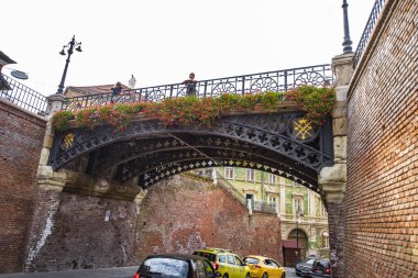 Sibiu 'dan gelen yalanlar köprüsü, Küçük Meydan' ı halk arasında yalanlar köprüsü olarak adlandırılan Huet Meydanı 'na bağlayan yaya geçididir.