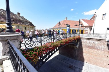 Sibiu 'dan gelen yalanlar köprüsü, Küçük Meydan' ı halk arasında yalanlar köprüsü olarak adlandırılan Huet Meydanı 'na bağlayan yaya geçididir.
