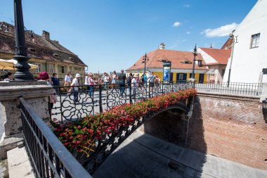Sibiu 'dan gelen yalanlar köprüsü, Küçük Meydan' ı halk arasında yalanlar köprüsü olarak adlandırılan Huet Meydanı 'na bağlayan yaya geçididir.