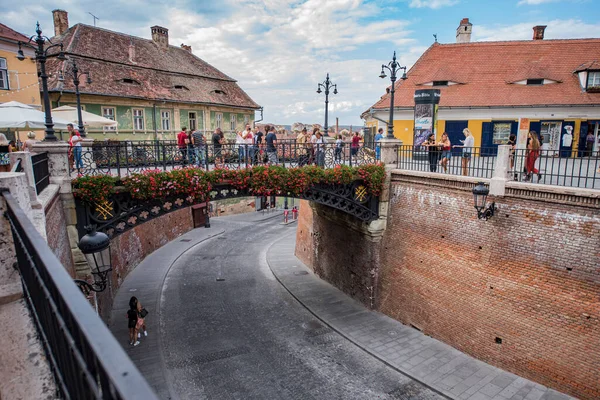 Sibiu 'dan gelen yalanlar köprüsü, Küçük Meydan' ı halk arasında yalanlar köprüsü olarak adlandırılan Huet Meydanı 'na bağlayan yaya geçididir.
