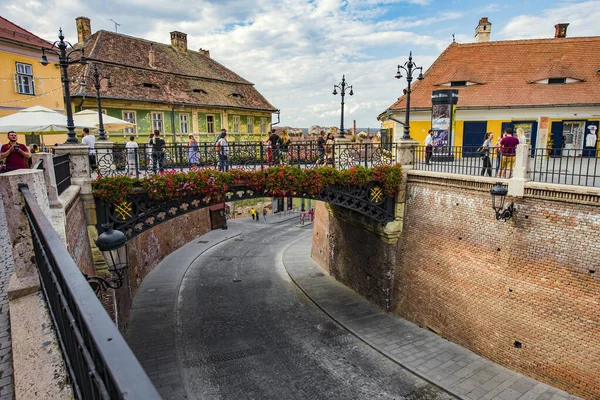 Sibiu 'dan gelen yalanlar köprüsü, Küçük Meydan' ı halk arasında yalanlar köprüsü olarak adlandırılan Huet Meydanı 'na bağlayan yaya geçididir.