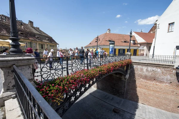 Sibiu 'dan gelen yalanlar köprüsü, Küçük Meydan' ı halk arasında yalanlar köprüsü olarak adlandırılan Huet Meydanı 'na bağlayan yaya geçididir.