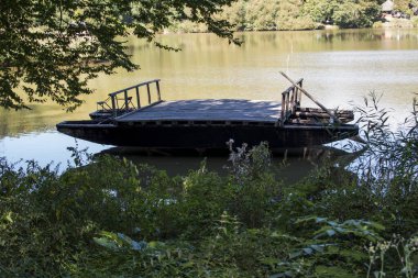 The floating cable bridge consists of two flat-bottomed boats, connected by a frame of beams, furrowed with furs, which form the loading platform.