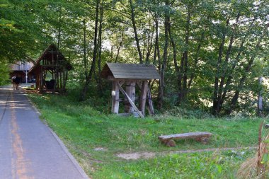 Yüzen kablo köprüsü, yükleme platformunu oluşturan kürklerle çizilmiş bir kiriş çerçevesiyle birbirine bağlı iki düz tabanlı bottan oluşur..