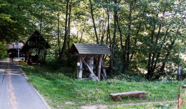 Yüzen kablo köprüsü, yükleme platformunu oluşturan kürklerle çizilmiş bir kiriş çerçevesiyle birbirine bağlı iki düz tabanlı bottan oluşur..