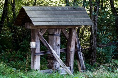 Yüzen kablo köprüsü, yükleme platformunu oluşturan kürklerle çizilmiş bir kiriş çerçevesiyle birbirine bağlı iki düz tabanlı bottan oluşur..