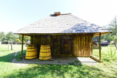 Ortaçağ şaraphanesi, geleneksel olarak kendi tüketimi veya savaş dönemine özgü ortalama pazarlama bölümü için şarap üreten Romanya 'da bir şaraphanedir..