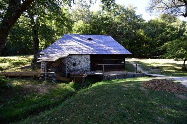 Girdap suyu yıkama tesisi, içinde büyük kumaşların yıkandığı ve su jeti kuvvetiyle kalınlaştığı ahşap çemberler kullanarak girdap oluşturan bir akarsuya dönüşür.