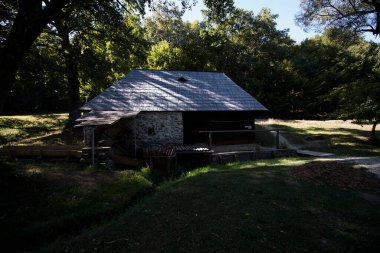 Girdap suyu yıkama tesisi, içinde büyük kumaşların yıkandığı ve su jeti kuvvetiyle kalınlaştığı ahşap çemberler kullanarak girdap oluşturan bir akarsuya dönüşür.