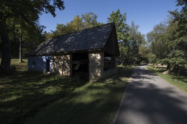 Girdap suyu yıkama tesisi, içinde büyük kumaşların yıkandığı ve su jeti kuvvetiyle kalınlaştığı ahşap çemberler kullanarak girdap oluşturan bir akarsuya dönüşür.