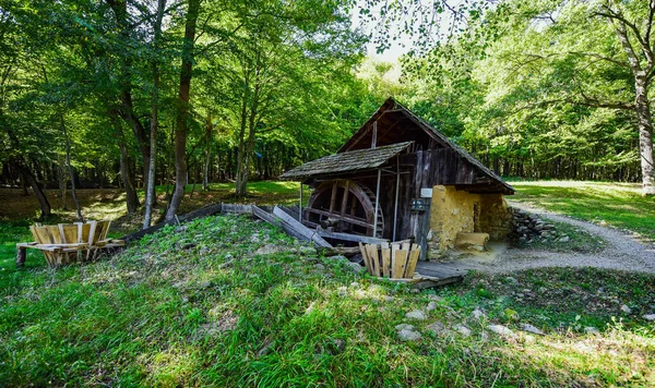 采用截断的锥板和木制圆圈的漩涡式水洗厂 在这种水洗厂中 大型织物被水射流的力量冲刷和增厚 转化为涡流 — 图库照片