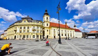 Şehrin merkezinde yer alan Sibiu 'daki Büyük Meydan, ortaçağ döneminde fuarlar ve festivallerin düzenlendiği yer ve bugün kültürel ve spor etkinlikleri düzenleniyor..