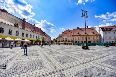 Şehrin merkezinde yer alan Sibiu 'daki Büyük Meydan, ortaçağ döneminde fuarlar ve festivallerin düzenlendiği yer ve bugün kültürel ve spor etkinlikleri düzenleniyor..
