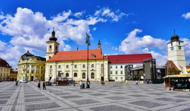 Şehrin merkezinde yer alan Sibiu 'daki Büyük Meydan, ortaçağ döneminde fuarlar ve festivallerin düzenlendiği yer ve bugün kültürel ve spor etkinlikleri düzenleniyor..