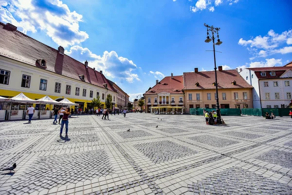 Şehrin merkezinde yer alan Sibiu 'daki Büyük Meydan, ortaçağ döneminde fuarlar ve festivallerin düzenlendiği yer ve bugün kültürel ve spor etkinlikleri düzenleniyor..