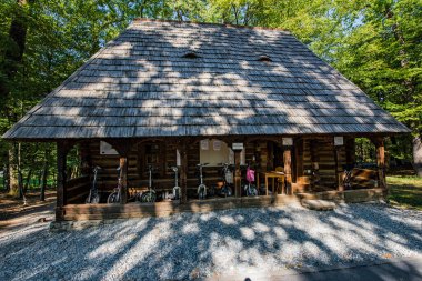 Sibiu ormanındaki ortaçağ pavyonu, Romanya 'da ortaçağ ve iç savaş döneminde kullanılan bir yemek odası veya tarım ekipmanı ve tesislerle kaplı ahşap bir yapı..