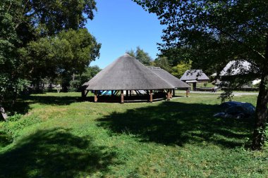 Sibiu ormanındaki ortaçağ pavyonu, Romanya 'da ortaçağ ve iç savaş döneminde kullanılan bir yemek odası veya tarım ekipmanı ve tesislerle kaplı ahşap bir yapı..