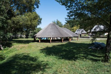 Sibiu ormanındaki ortaçağ pavyonu, Romanya 'da ortaçağ ve iç savaş döneminde kullanılan bir yemek odası veya tarım ekipmanı ve tesislerle kaplı ahşap bir yapı..