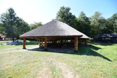 Sibiu ormanındaki ortaçağ pavyonu, Romanya 'da ortaçağ ve iç savaş döneminde kullanılan bir yemek odası veya tarım ekipmanı ve tesislerle kaplı ahşap bir yapı..