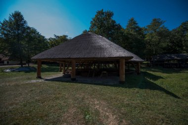 Sibiu ormanındaki ortaçağ pavyonu, Romanya 'da ortaçağ ve iç savaş döneminde kullanılan bir yemek odası veya tarım ekipmanı ve tesislerle kaplı ahşap bir yapı..