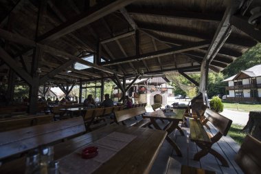 Sibiu ormanındaki ortaçağ pavyonu, Romanya 'da ortaçağ ve iç savaş döneminde kullanılan bir yemek odası veya tarım ekipmanı ve tesislerle kaplı ahşap bir yapı..