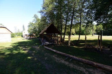 Sibiu ormanındaki ortaçağ pavyonu, Romanya 'da ortaçağ ve iç savaş döneminde kullanılan bir yemek odası veya tarım ekipmanı ve tesislerle kaplı ahşap bir yapı..