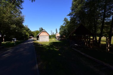 Sibiu ormanındaki ortaçağ pavyonu, Romanya 'da ortaçağ ve iç savaş döneminde kullanılan bir yemek odası veya tarım ekipmanı ve tesislerle kaplı ahşap bir yapı..