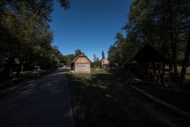 Sibiu ormanındaki ortaçağ pavyonu, Romanya 'da ortaçağ ve iç savaş döneminde kullanılan bir yemek odası veya tarım ekipmanı ve tesislerle kaplı ahşap bir yapı..