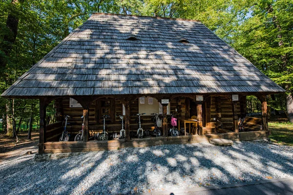Sibiu ormanındaki ortaçağ pavyonu, Romanya 'da ortaçağ ve iç savaş döneminde kullanılan bir yemek odası veya tarım ekipmanı ve tesislerle kaplı ahşap bir yapı..