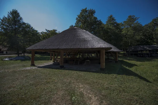 Sibiu ormanındaki ortaçağ pavyonu, Romanya 'da ortaçağ ve iç savaş döneminde kullanılan bir yemek odası veya tarım ekipmanı ve tesislerle kaplı ahşap bir yapı..