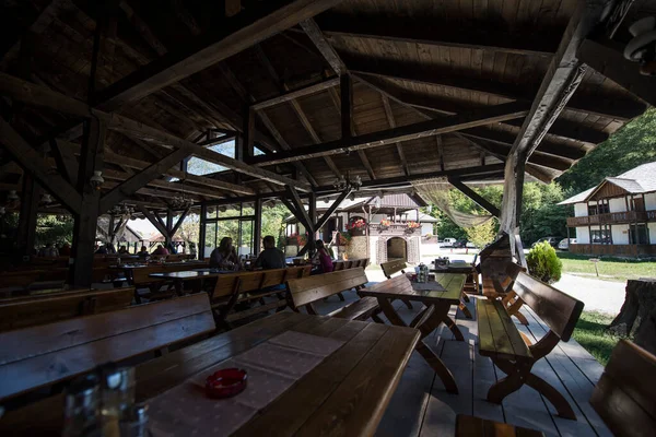 Sibiu ormanındaki ortaçağ pavyonu, Romanya 'da ortaçağ ve iç savaş döneminde kullanılan bir yemek odası veya tarım ekipmanı ve tesislerle kaplı ahşap bir yapı..