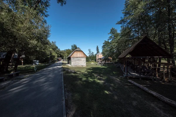 Středověký Pavilon Sibiřském Lese Dřevěná Stavba Pokrytá Šindelem Nebo Rákosím — Stock fotografie