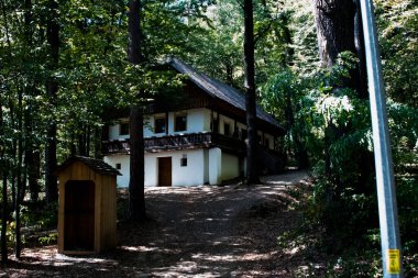 Orman Bölümü, tarım, restorasyon, ormanların korunması, korunması, av hayvanlarının korunması ve geri getirilmesi ve balık yetiştirme ve işletme çalışmalarını düzenleyen bir ormancılık yönetim binasıdır.