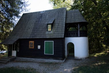 Orman Bölümü, tarım, restorasyon, ormanların korunması, korunması, av hayvanlarının korunması ve geri getirilmesi ve balık yetiştirme ve işletme çalışmalarını düzenleyen bir ormancılık yönetim binasıdır.