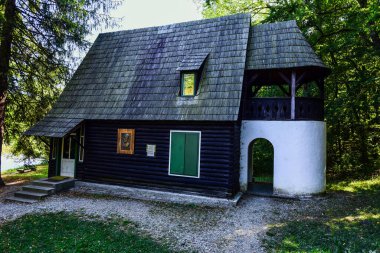 Orman Bölümü, tarım, restorasyon, ormanların korunması, korunması, av hayvanlarının korunması ve geri getirilmesi ve balık yetiştirme ve işletme çalışmalarını düzenleyen bir ormancılık yönetim binasıdır.