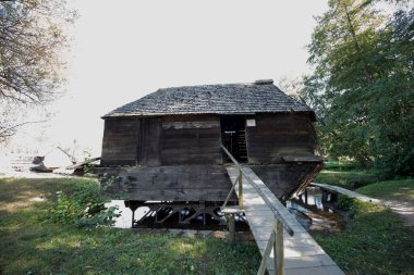 Yüzen değirmen dikdörtgen bir yapıdır, tahta duvarlar ve gabaytlı bir çatısı vardır, farklı boyutlarda, kürek şekilli pruva ile iki damara yerleştirilmiş köknar kiremitleri ile kaplıdır.
