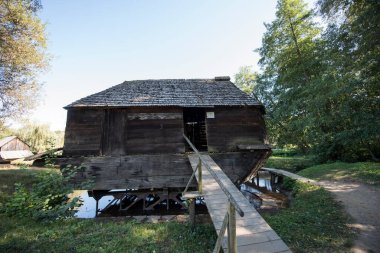 Yüzen değirmen dikdörtgen bir yapıdır, tahta duvarlar ve gabaytlı bir çatısı vardır, farklı boyutlarda, kürek şekilli pruva ile iki damara yerleştirilmiş köknar kiremitleri ile kaplıdır.