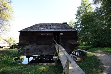 Yüzen değirmen dikdörtgen bir yapıdır, tahta duvarlar ve gabaytlı bir çatısı vardır, farklı boyutlarda, kürek şekilli pruva ile iki damara yerleştirilmiş köknar kiremitleri ile kaplıdır.