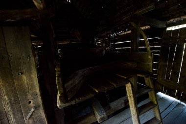 Yüzen değirmen dikdörtgen bir yapıdır, tahta duvarlar ve gabaytlı bir çatısı vardır, farklı boyutlarda, kürek şekilli pruva ile iki damara yerleştirilmiş köknar kiremitleri ile kaplıdır.