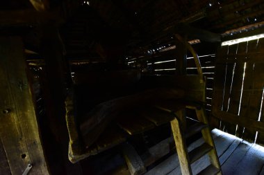 Yüzen değirmen dikdörtgen bir yapıdır, tahta duvarlar ve gabaytlı bir çatısı vardır, farklı boyutlarda, kürek şekilli pruva ile iki damara yerleştirilmiş köknar kiremitleri ile kaplıdır.