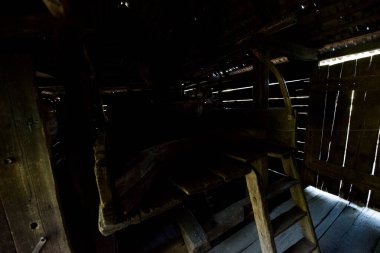 Yüzen değirmen dikdörtgen bir yapıdır, tahta duvarlar ve gabaytlı bir çatısı vardır, farklı boyutlarda, kürek şekilli pruva ile iki damara yerleştirilmiş köknar kiremitleri ile kaplıdır.