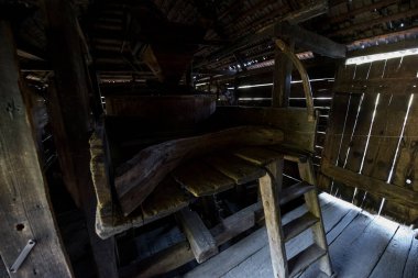 Yüzen değirmen dikdörtgen bir yapıdır, tahta duvarlar ve gabaytlı bir çatısı vardır, farklı boyutlarda, kürek şekilli pruva ile iki damara yerleştirilmiş köknar kiremitleri ile kaplıdır.