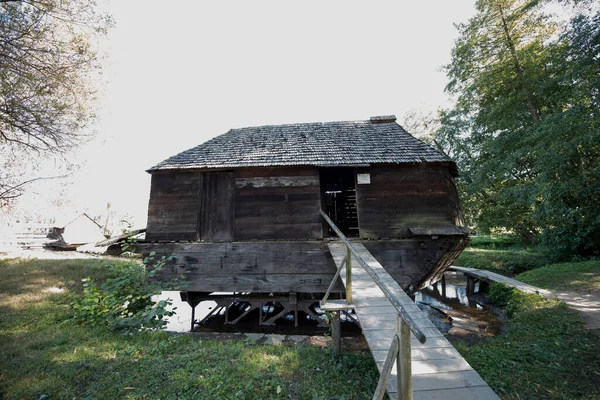 Yüzen değirmen dikdörtgen bir yapıdır, tahta duvarlar ve gabaytlı bir çatısı vardır, farklı boyutlarda, kürek şekilli pruva ile iki damara yerleştirilmiş köknar kiremitleri ile kaplıdır.