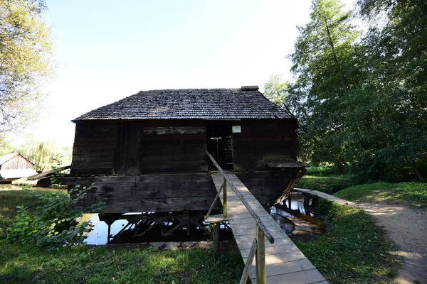 Yüzen değirmen dikdörtgen bir yapıdır, tahta duvarlar ve gabaytlı bir çatısı vardır, farklı boyutlarda, kürek şekilli pruva ile iki damara yerleştirilmiş köknar kiremitleri ile kaplıdır.