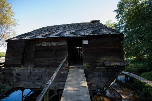 Yüzen değirmen dikdörtgen bir yapıdır, tahta duvarlar ve gabaytlı bir çatısı vardır, farklı boyutlarda, kürek şekilli pruva ile iki damara yerleştirilmiş köknar kiremitleri ile kaplıdır.